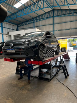 Carro sobre a rampa do equipamento de alinhamento 3D