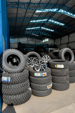 Pneus e rodas disponíveis no estoque da loja